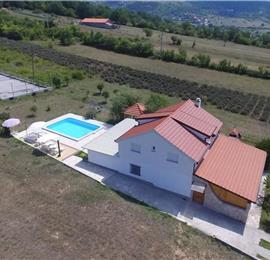 3 Bedroom Villa with Pool & Tennis Court near Sinj, sleeps 8